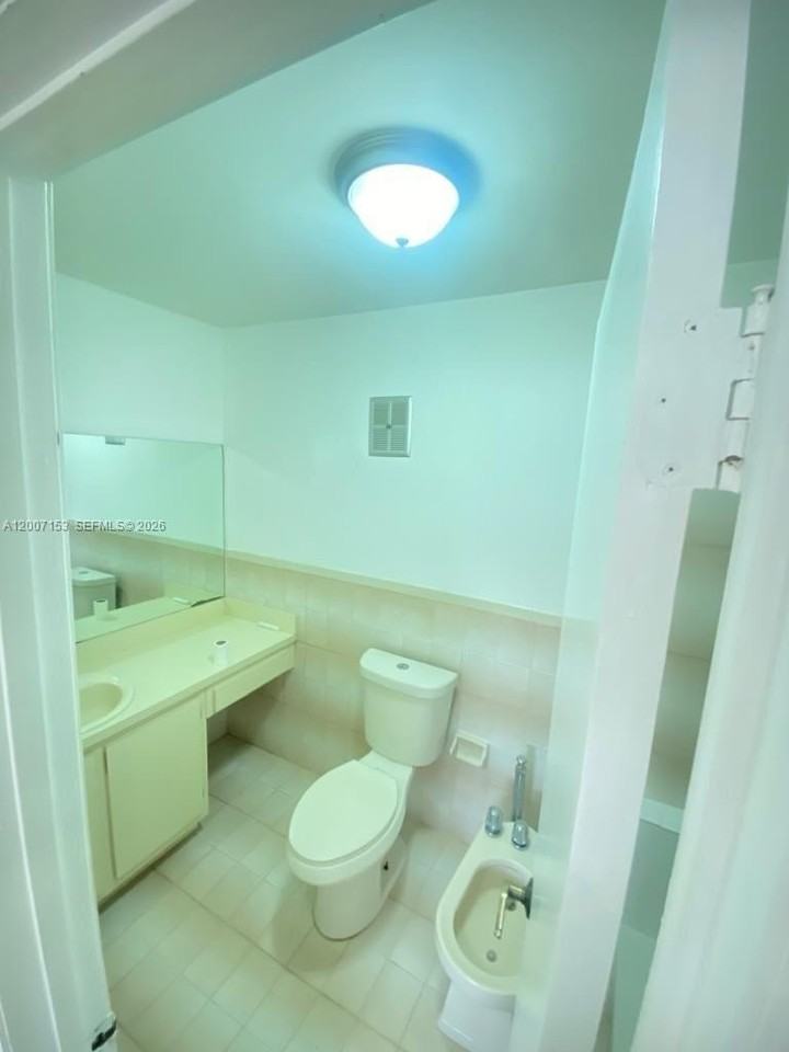 881 W 37th St #881 - Photo 5 of 18