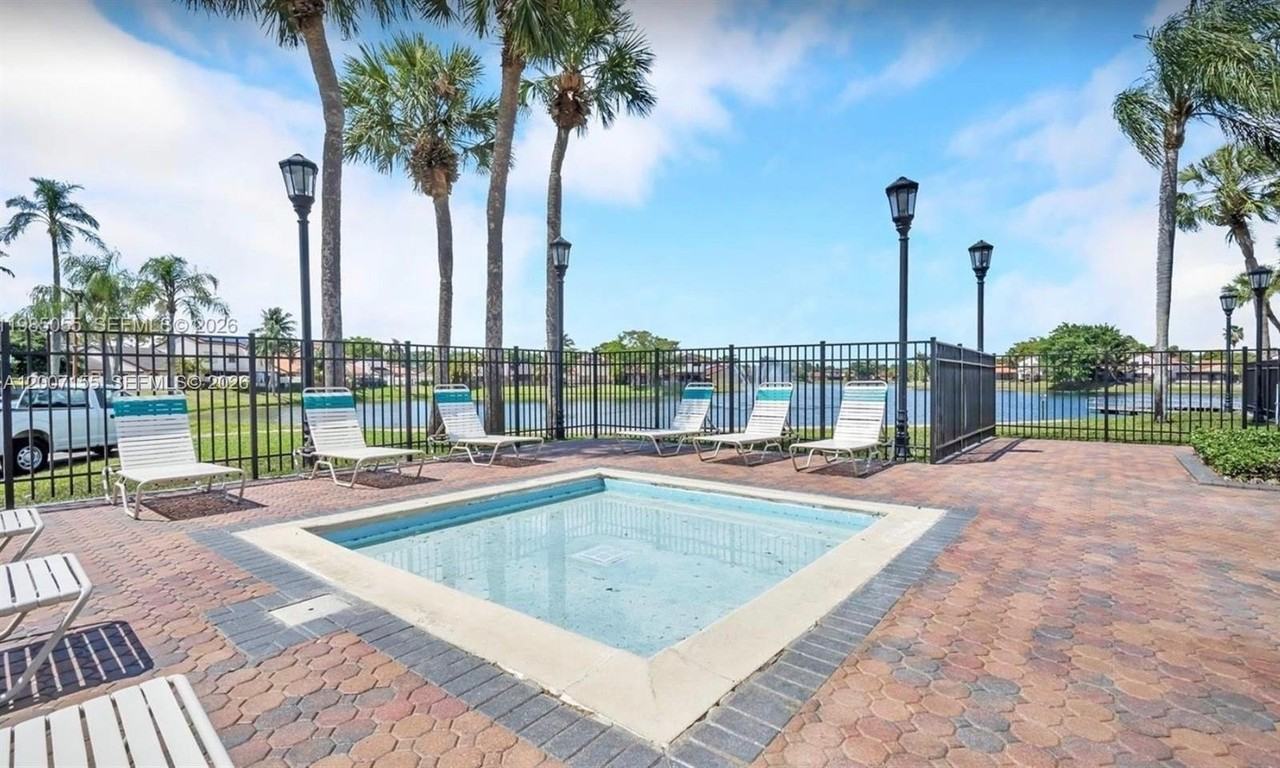 17317 Nw 63rd Ave - Photo 4 of 23