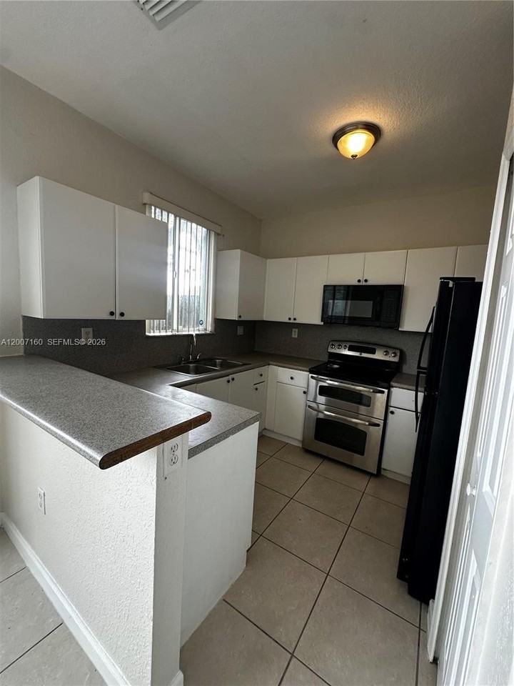2812 Se 16th Ave #121 - Photo 4 of 32