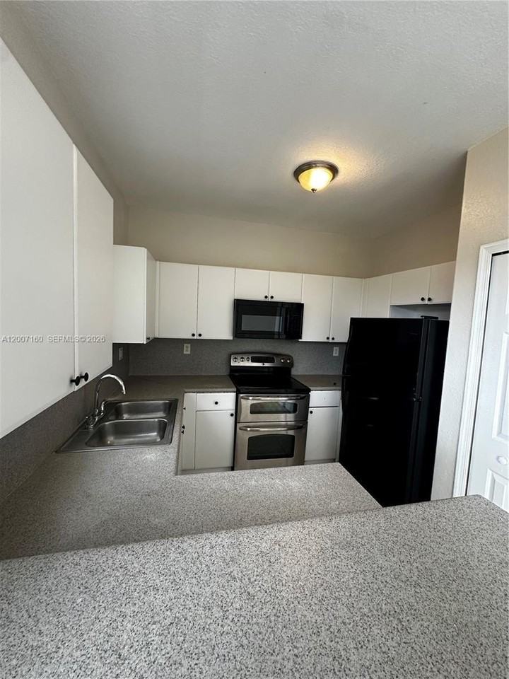 2812 Se 16th Ave #121 - Photo 5 of 32