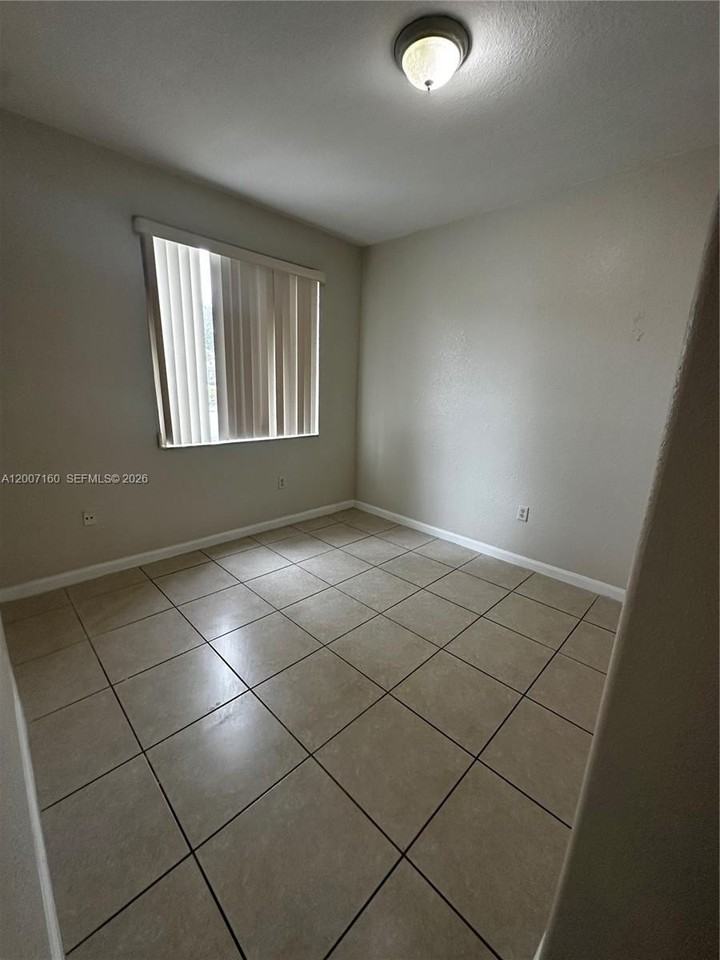 2812 Se 16th Ave #121 - Photo 7 of 32