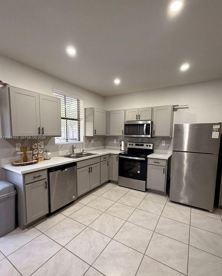470 Ne 12th St - Photo 2 of 22