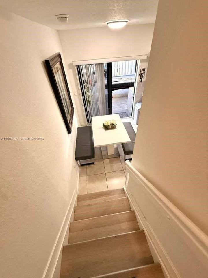 470 Ne 12th St - Photo 4 of 22