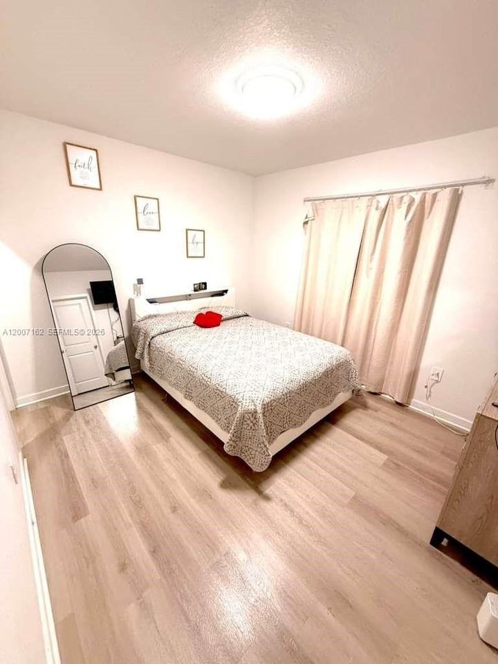 470 Ne 12th St - Photo 6 of 22
