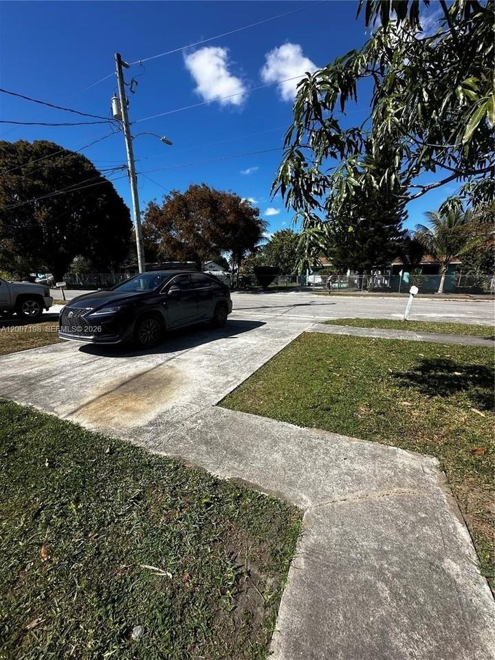 10452 Sw 177th St #10452 - Photo 4 of 23