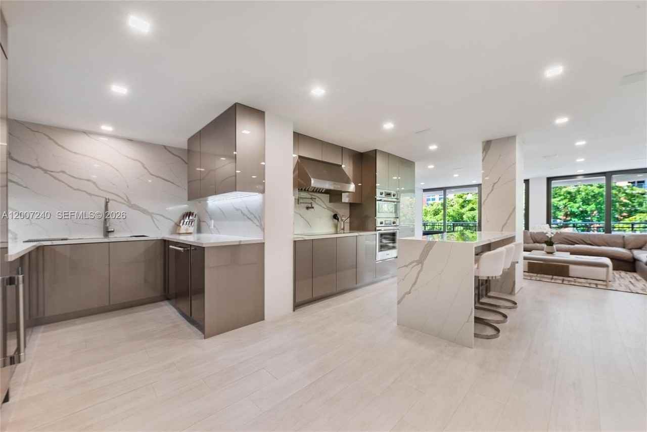 2901 S Bayshore Dr #5E - Photo 3 of 18