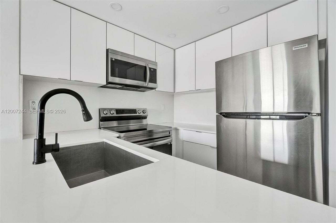 620 Sw 10th St #301 - Photo 2 of 20