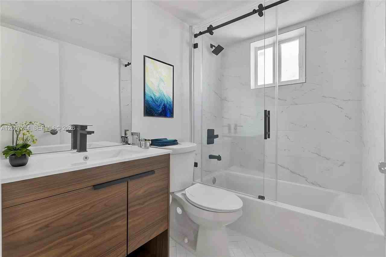 620 Sw 10th St #301 - Photo 5 of 20