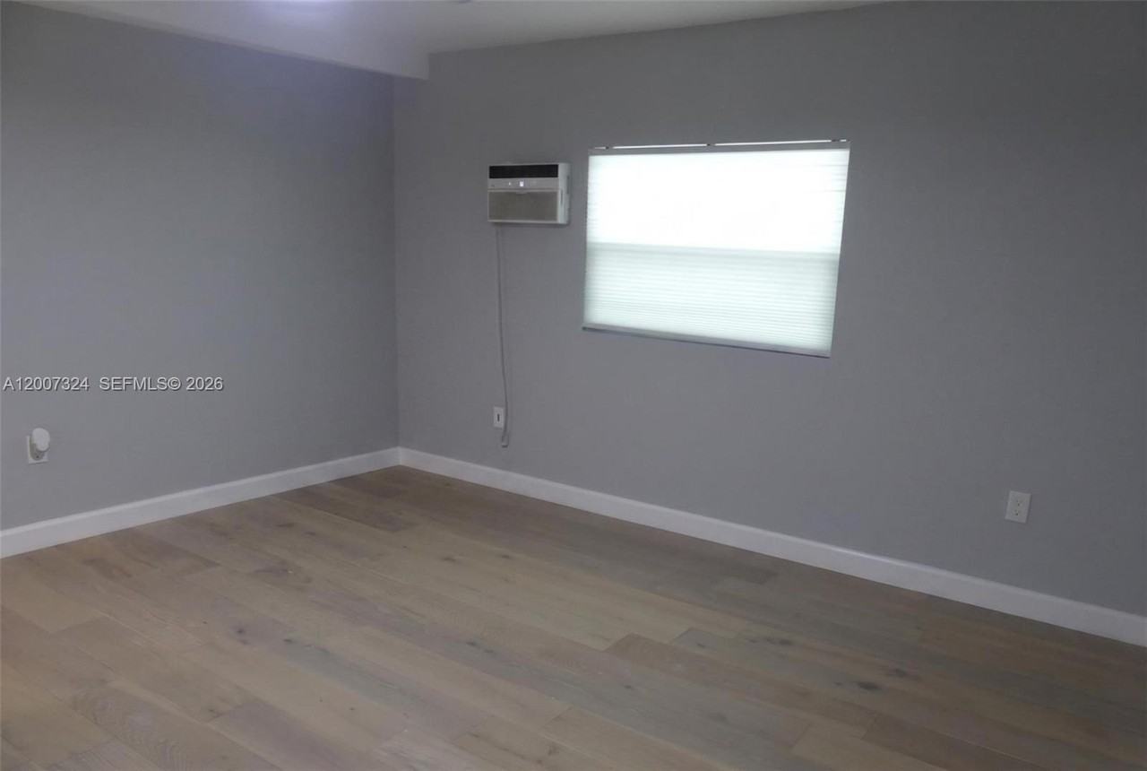 161 Nw 40th St #4 - Photo 7 of 11
