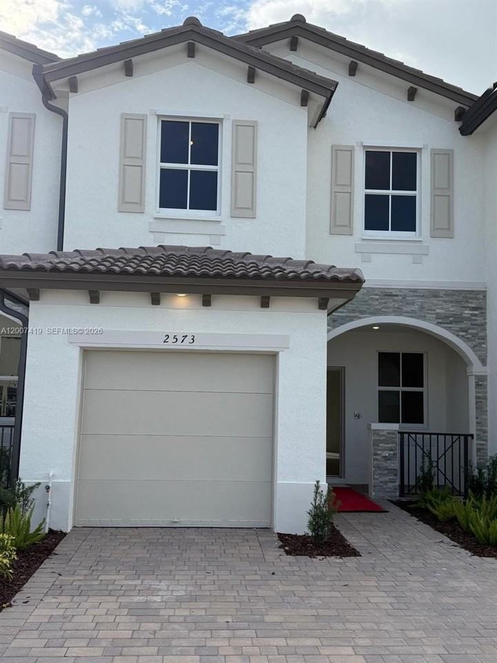 2573 Se 25th Ter #0 - Photo 2 of 27