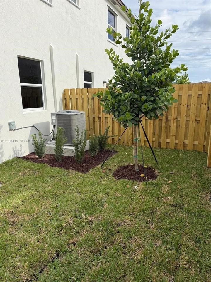 2573 Se 25th Ter #0 - Photo 4 of 27