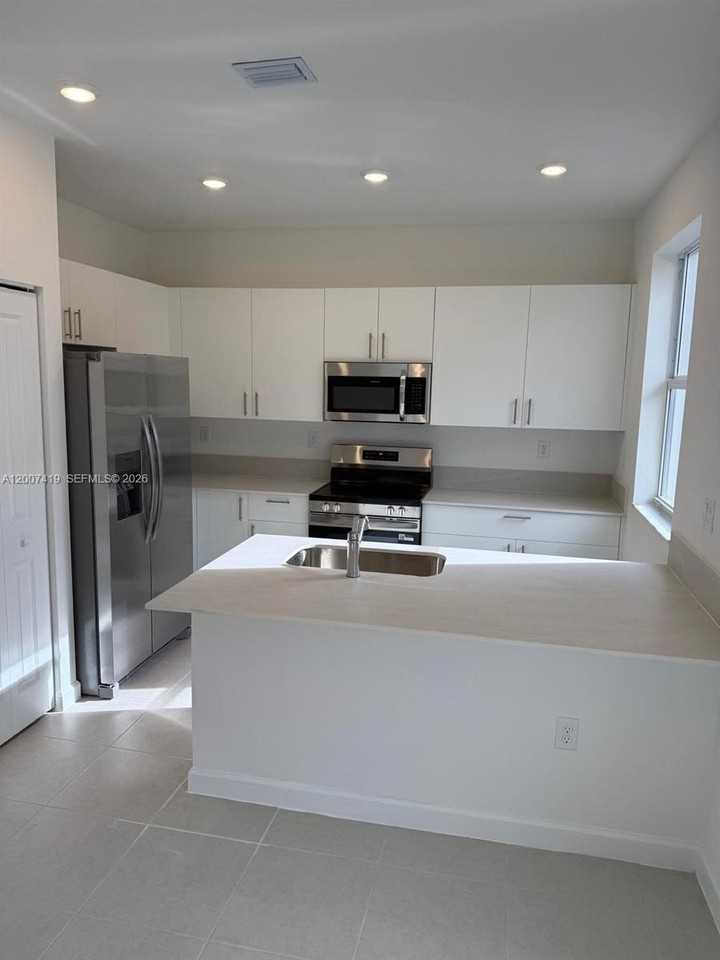 2573 Se 25th Ter #0 - Photo 6 of 27
