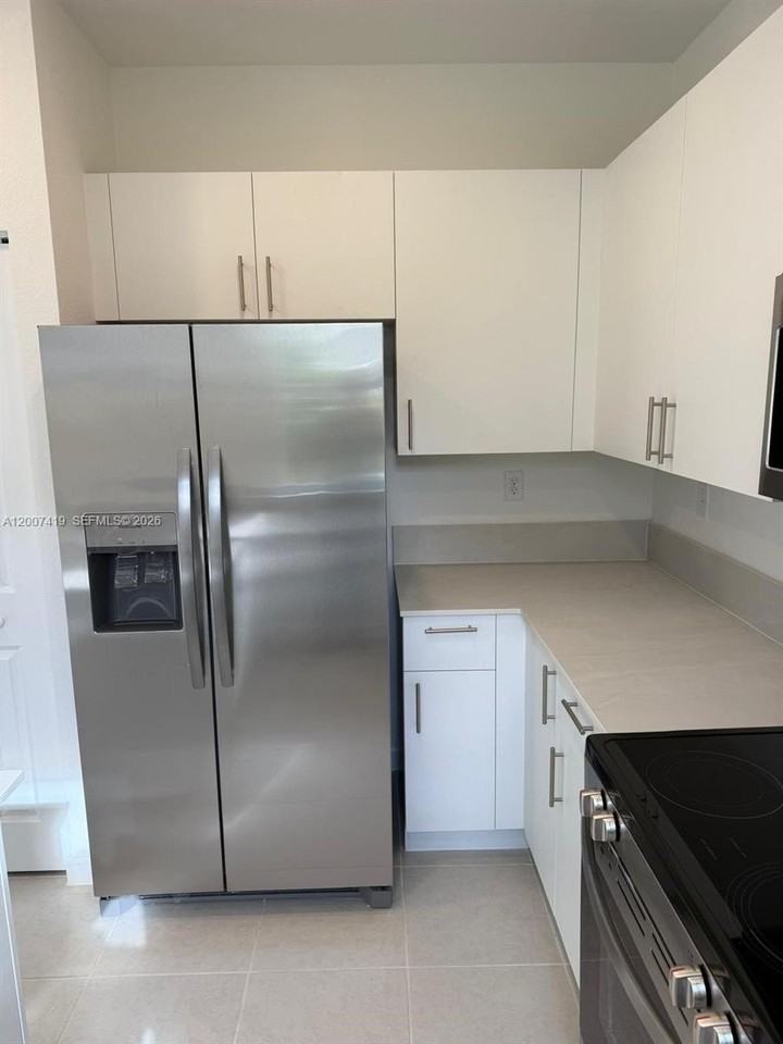 2573 Se 25th Ter #0 - Photo 7 of 27