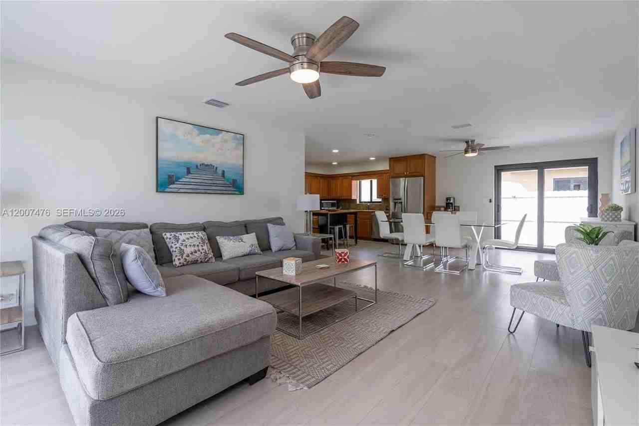 510 Se 3rd Ave #A - Photo 5 of 21