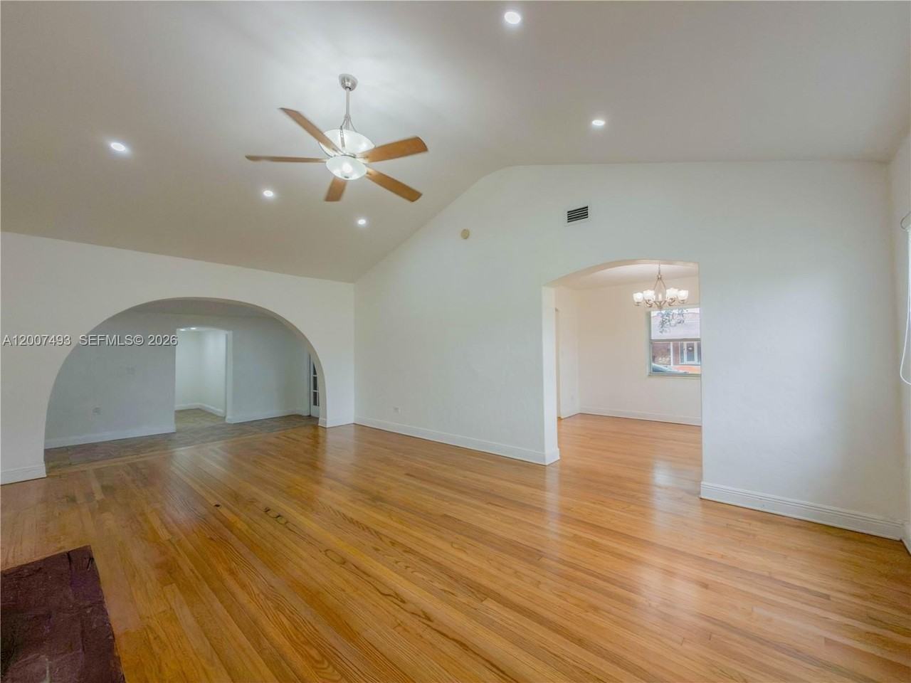 410 Pinecrest Dr - Photo 2 of 31