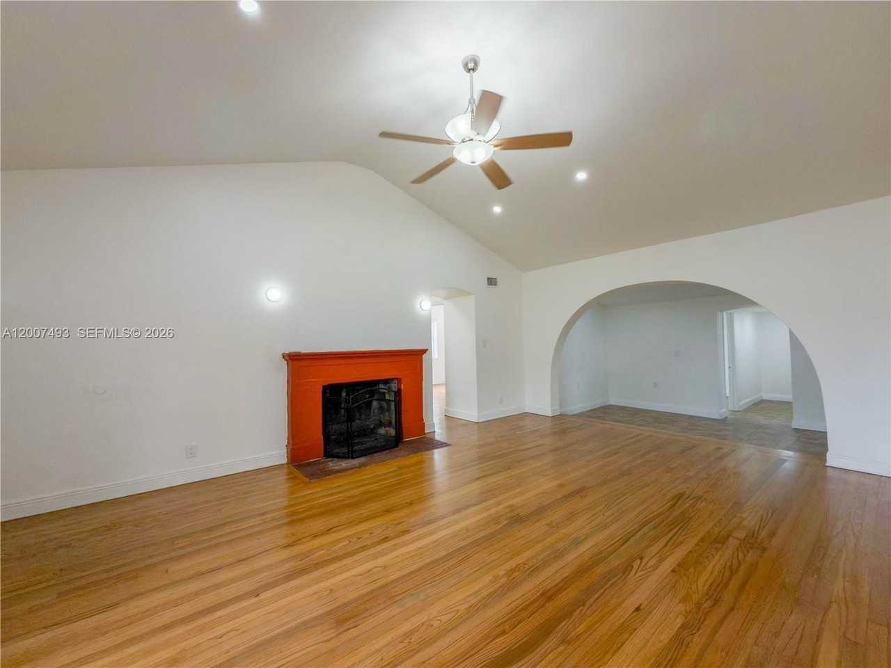 410 Pinecrest Dr - Photo 3 of 31