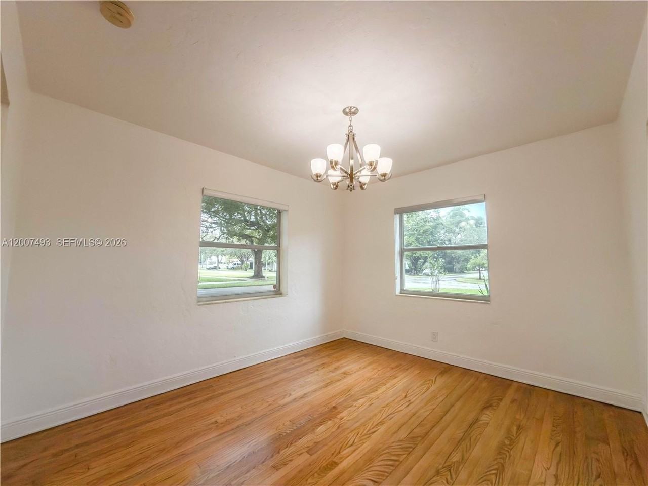 410 Pinecrest Dr - Photo 5 of 31