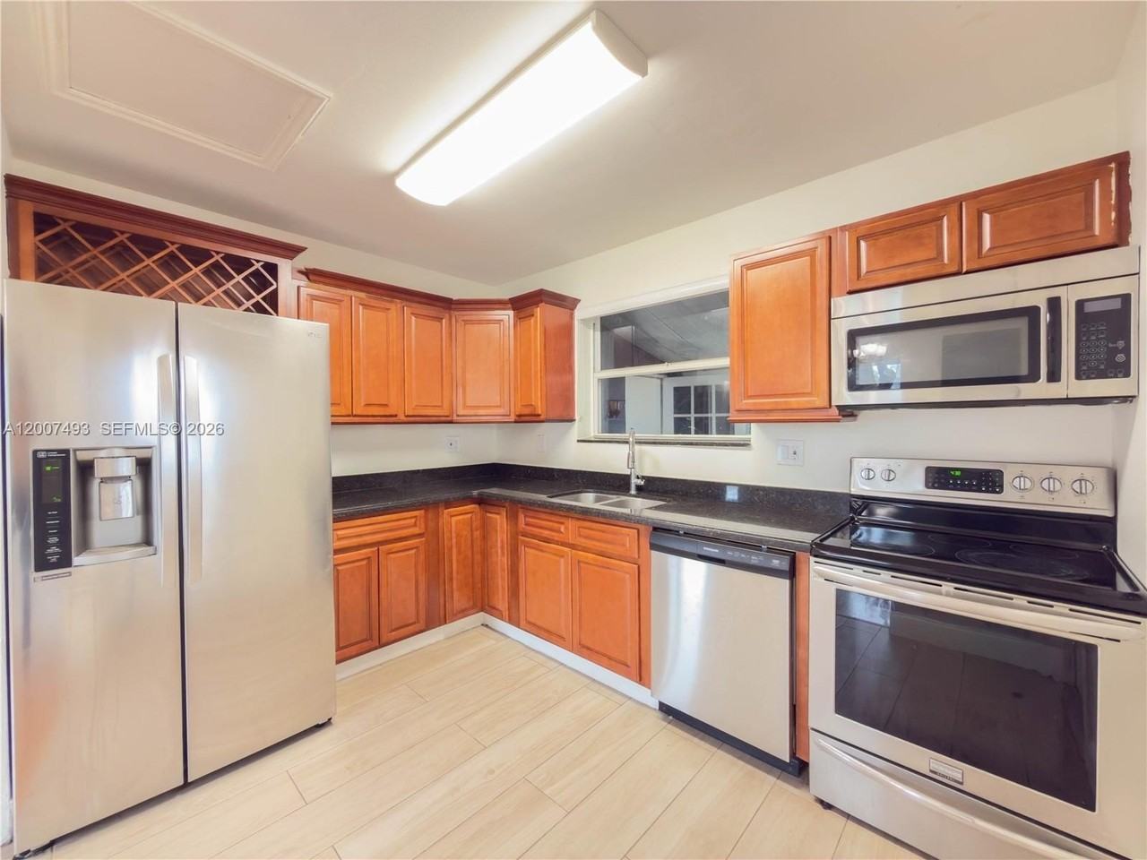 410 Pinecrest Dr - Photo 7 of 31