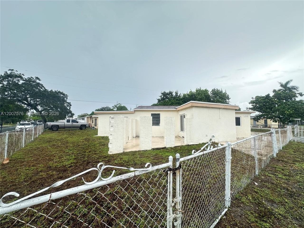 2348 Nw 15th St - Photo 3 of 25