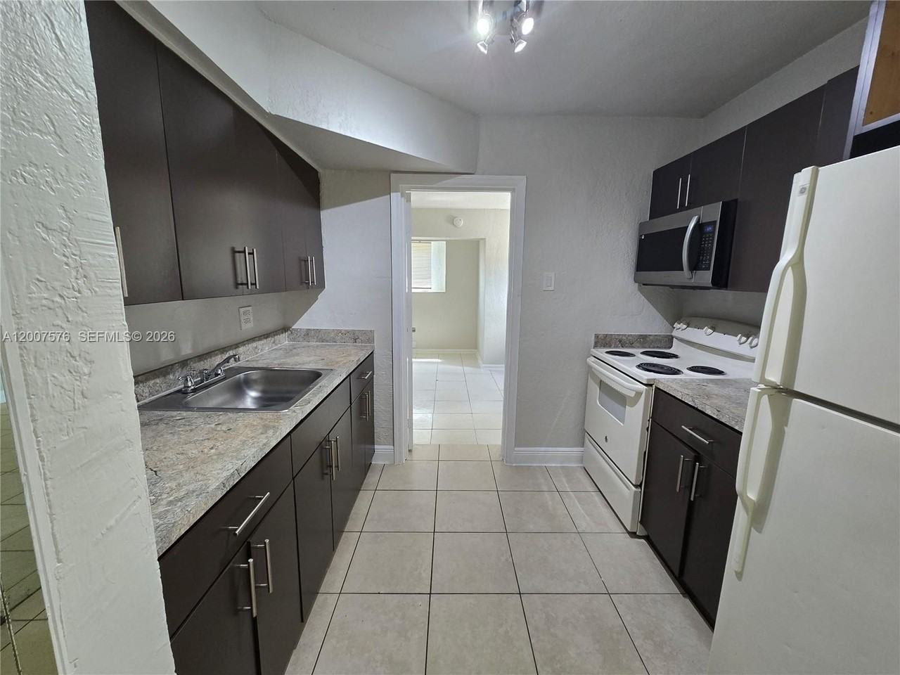 2348 Nw 15th St - Photo 6 of 25