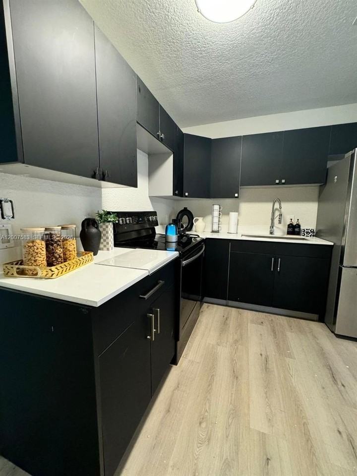 1865 Nw 45th St #1 - Photo 4 of 11