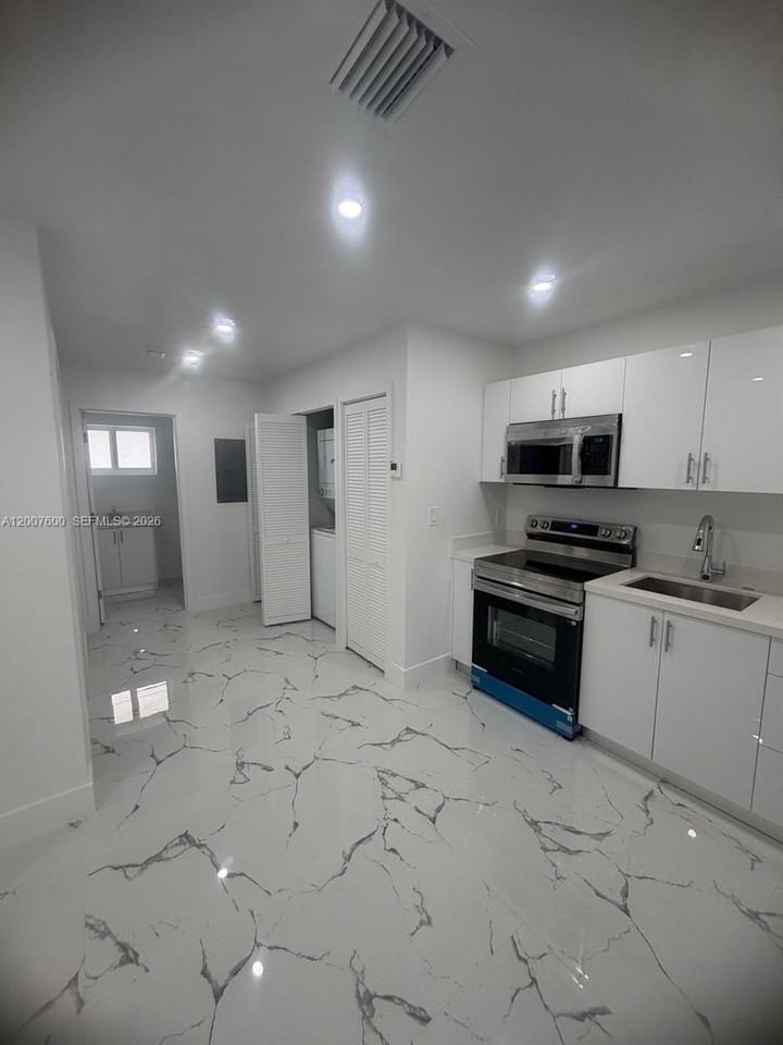 2431 Nw 23rd St #1 - Photo 6 of 17