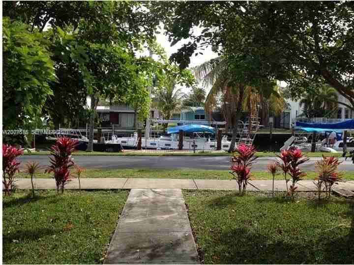 305 Ne 2nd Ave #NA - Photo 3 of 17