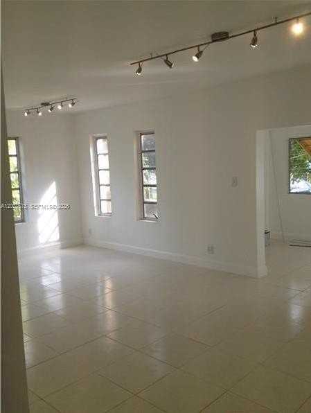 305 Ne 2nd Ave #NA - Photo 4 of 17