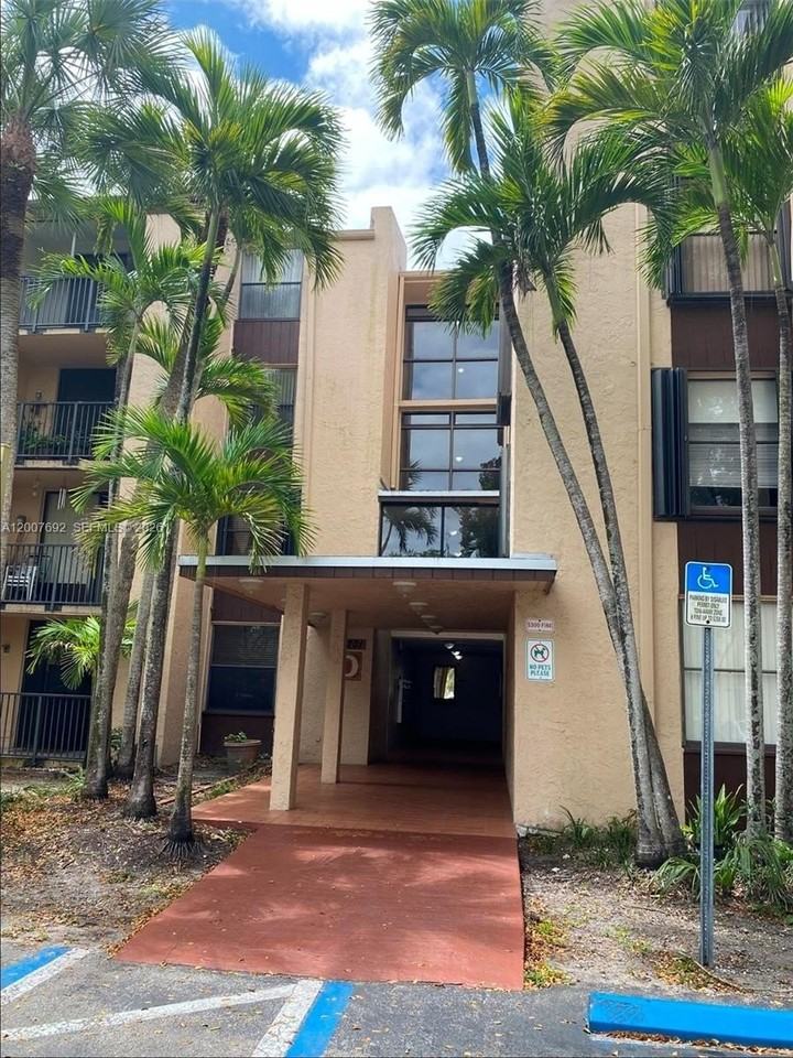14201 N Kendall Dr #407D - Photo 4 of 27
