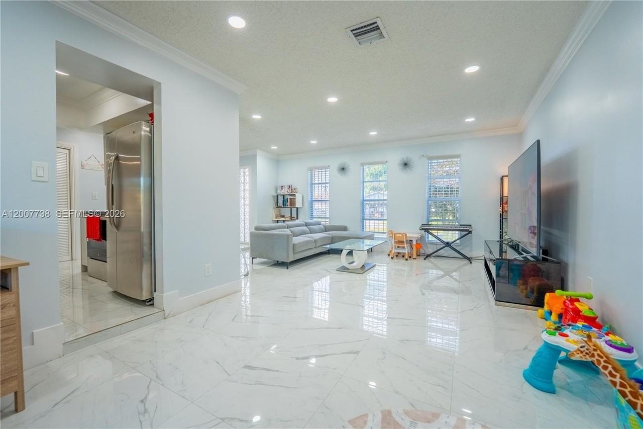 10750 Sw 173rd St - Photo 4 of 17