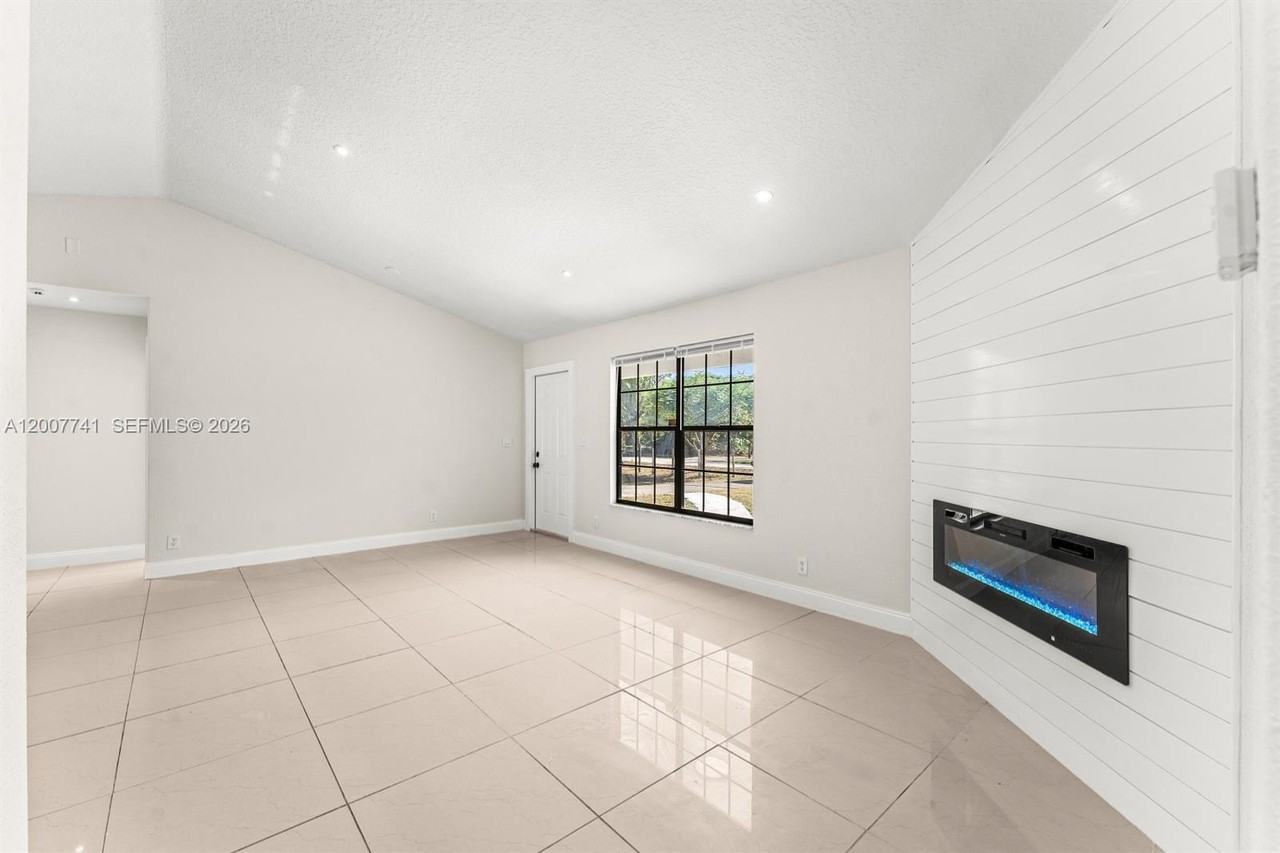 18055 W Sycamore Dr #1 - Photo 5 of 13