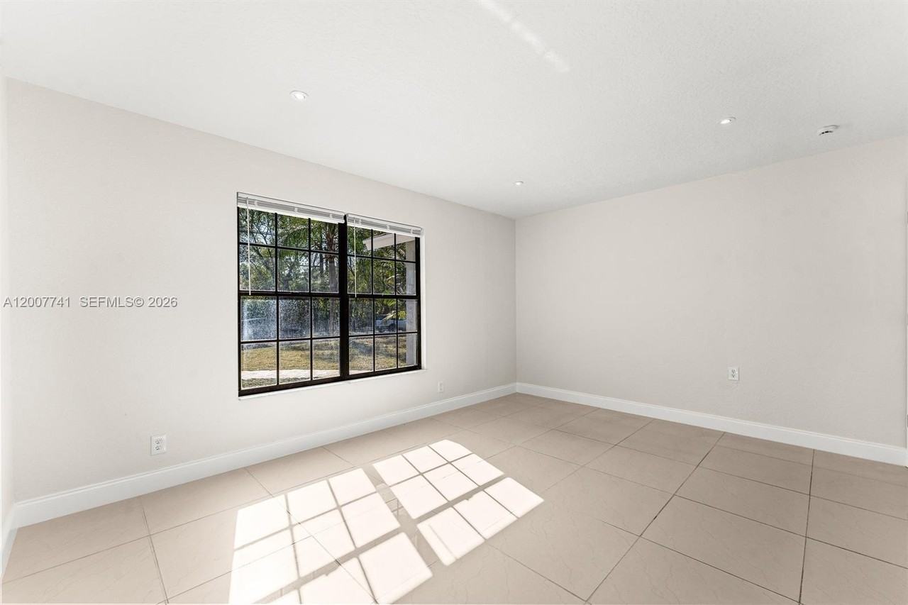 18055 W Sycamore Dr #1 - Photo 7 of 13