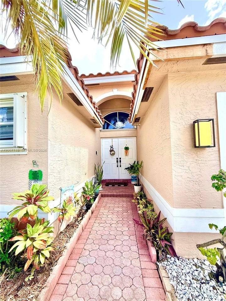 3221 Sw 173rd Ter #0 - Photo 2 of 40