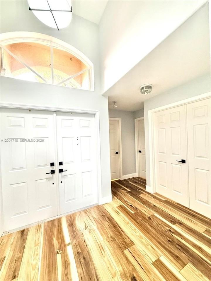 3221 Sw 173rd Ter #0 - Photo 4 of 40