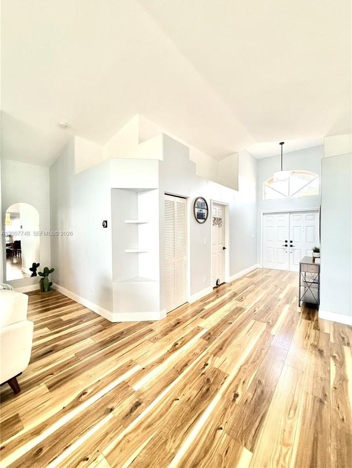 3221 Sw 173rd Ter #0 - Photo 5 of 40