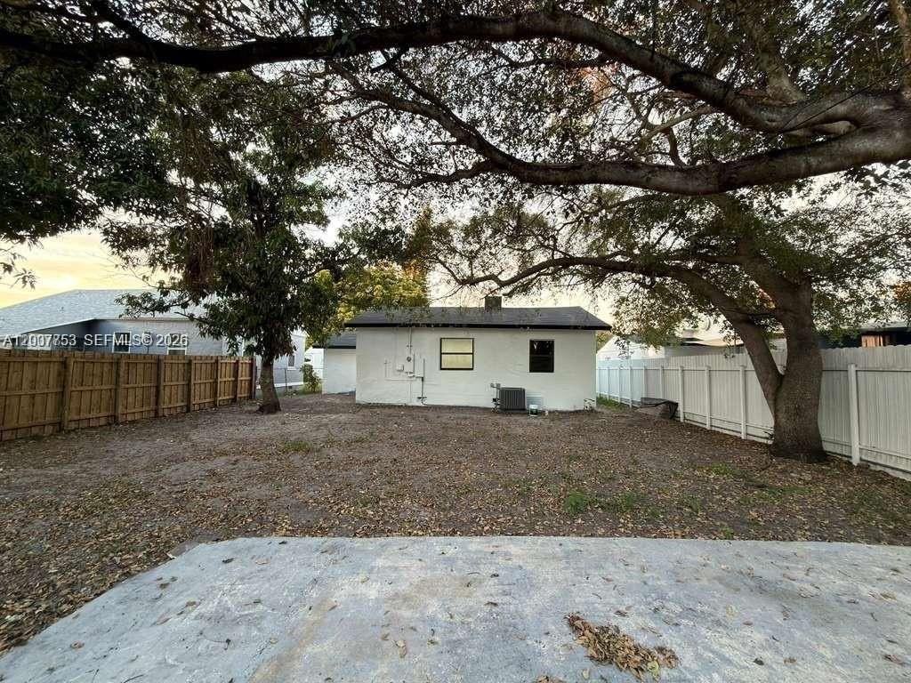 854 Nw 76th St - Photo 7 of 21