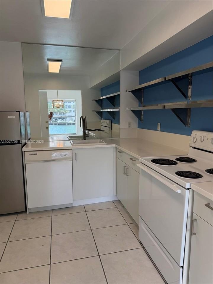 1441 Lincoln Rd #306 - Photo 4 of 18