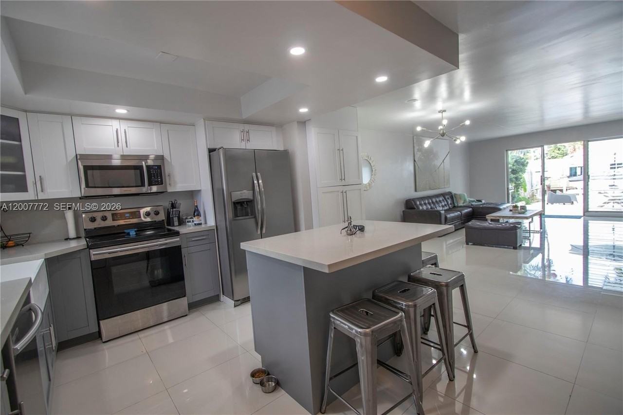 2117 Ne 123rd St - Photo 2 of 14