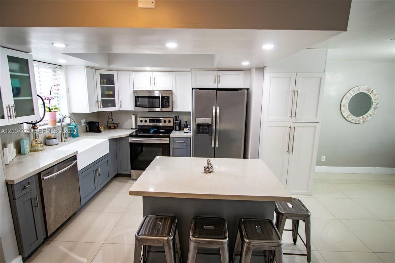 2117 Ne 123rd St - Photo 3 of 14