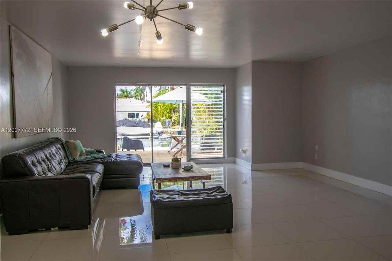 2117 Ne 123rd St - Photo 4 of 14