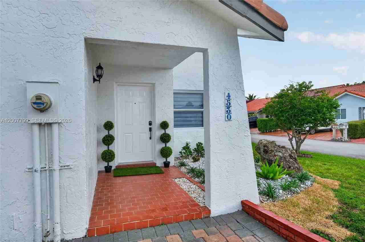 4530 Sw 143rd Pl - Photo 5 of 48