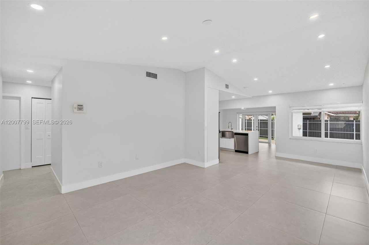 4530 Sw 143rd Pl - Photo 7 of 48