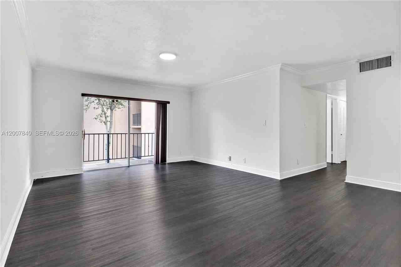 13715 Kendale Lakes Cir #A211