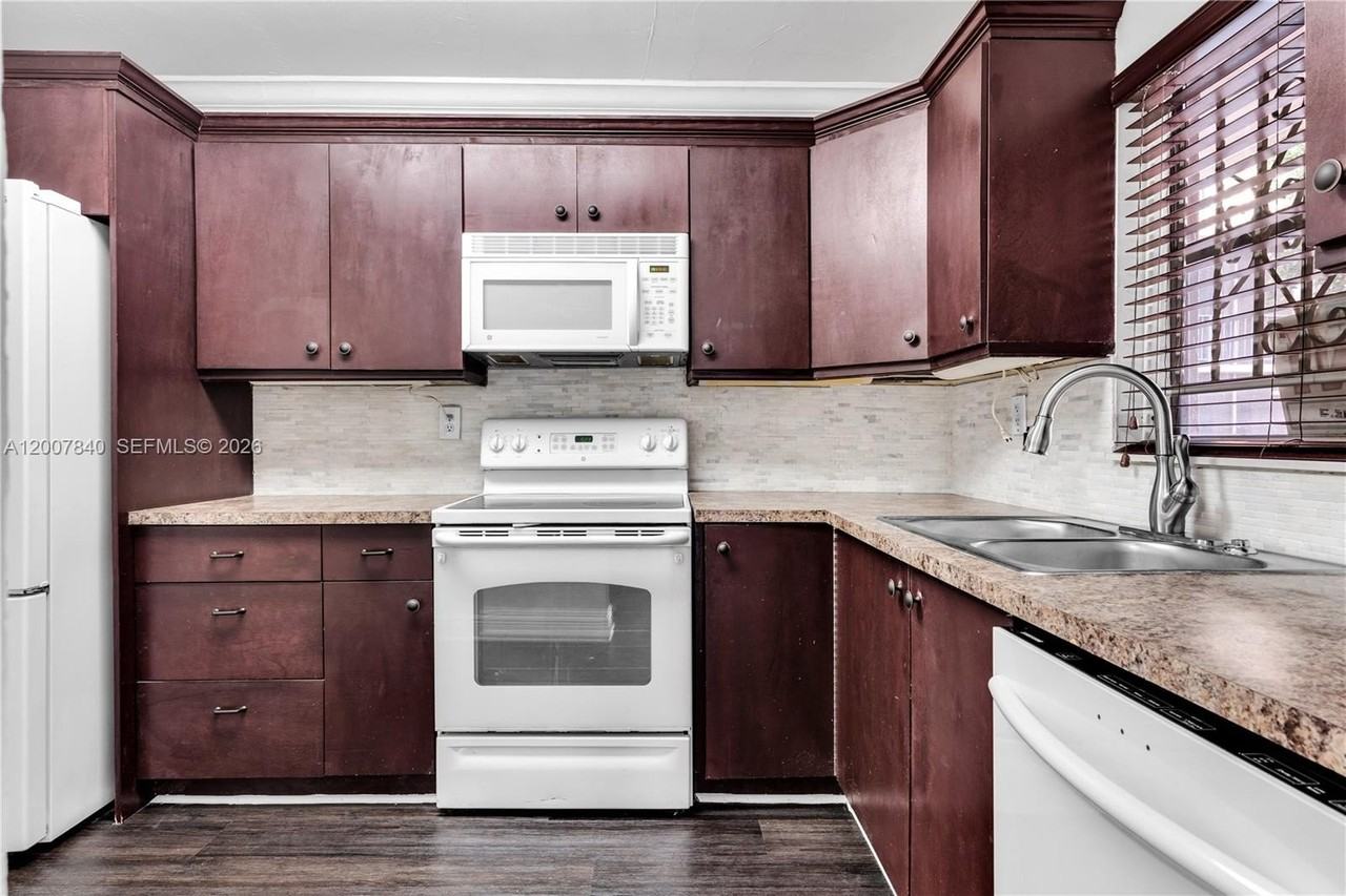 13715 Kendale Lakes Cir #A211 - Photo 6 of 30