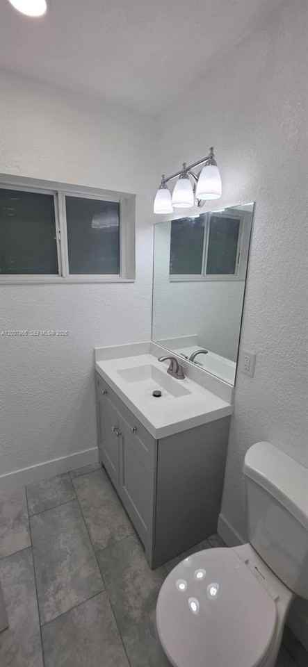 804 Ne 10th St #1-2 - Photo 2 of 4