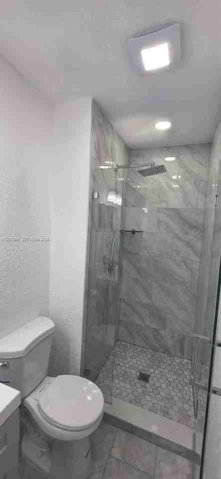 804 Ne 10th St #1-2 - Photo 3 of 4