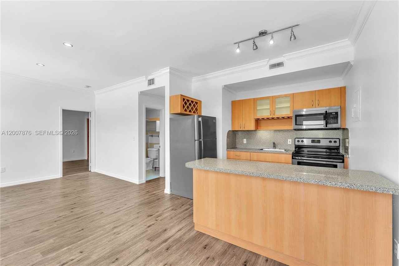 737 Jefferson Ave #305 - Photo 5 of 21