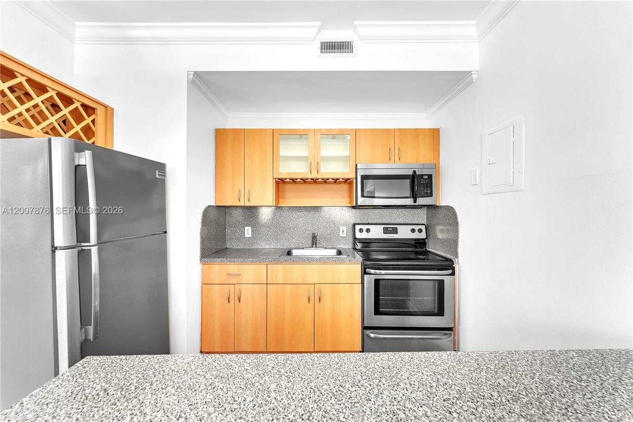 737 Jefferson Ave #305 - Photo 7 of 21