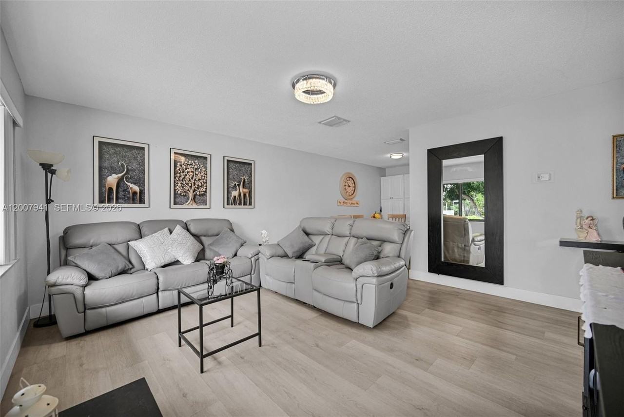 7309 Nw 62nd St - Photo 4 of 30
