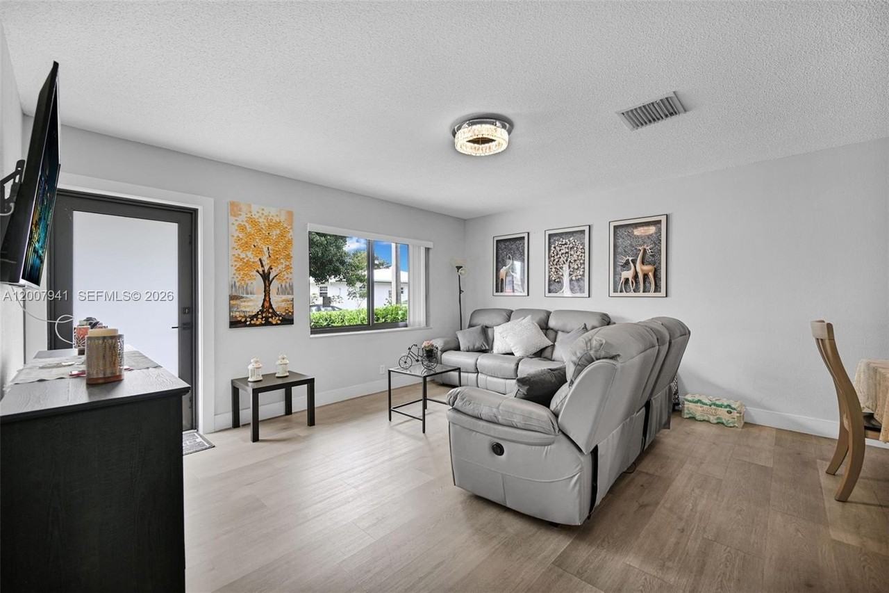 7309 Nw 62nd St - Photo 5 of 30